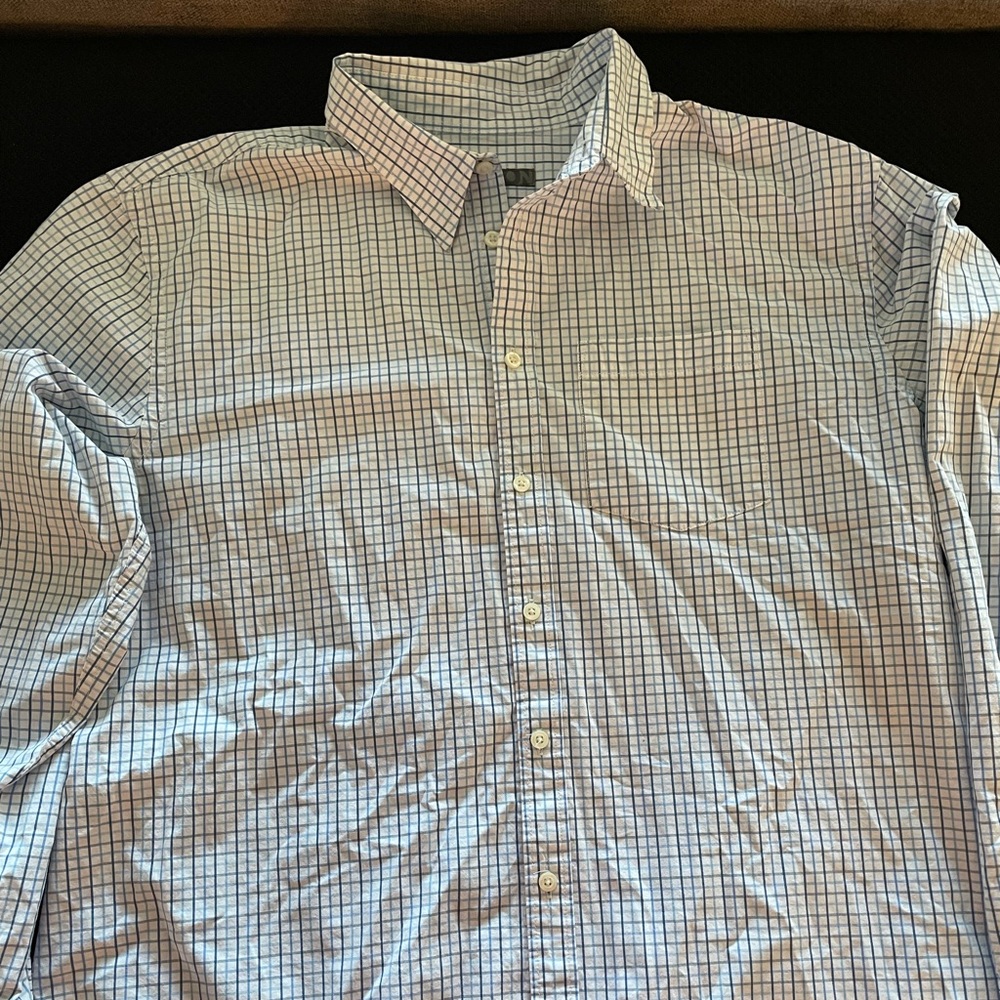 Old Navy Casual Button down shirt; size XL. Great condition.